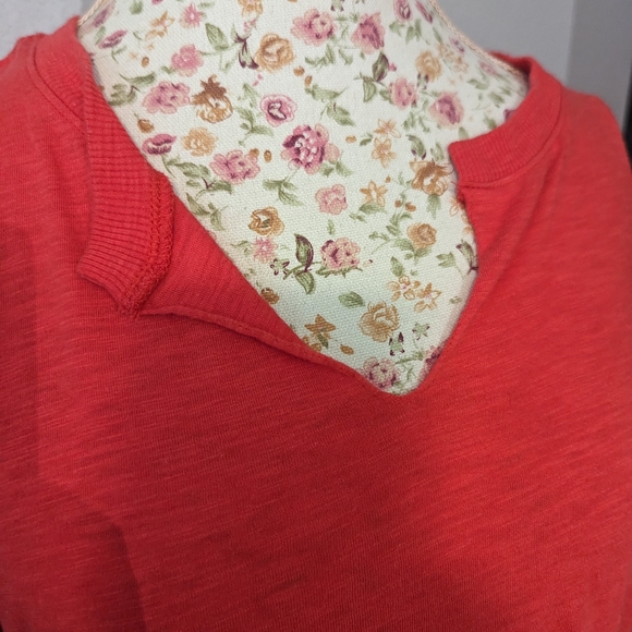 Coral Tribal top with sleeve accents and cut raw hem - Picture 4 of 5